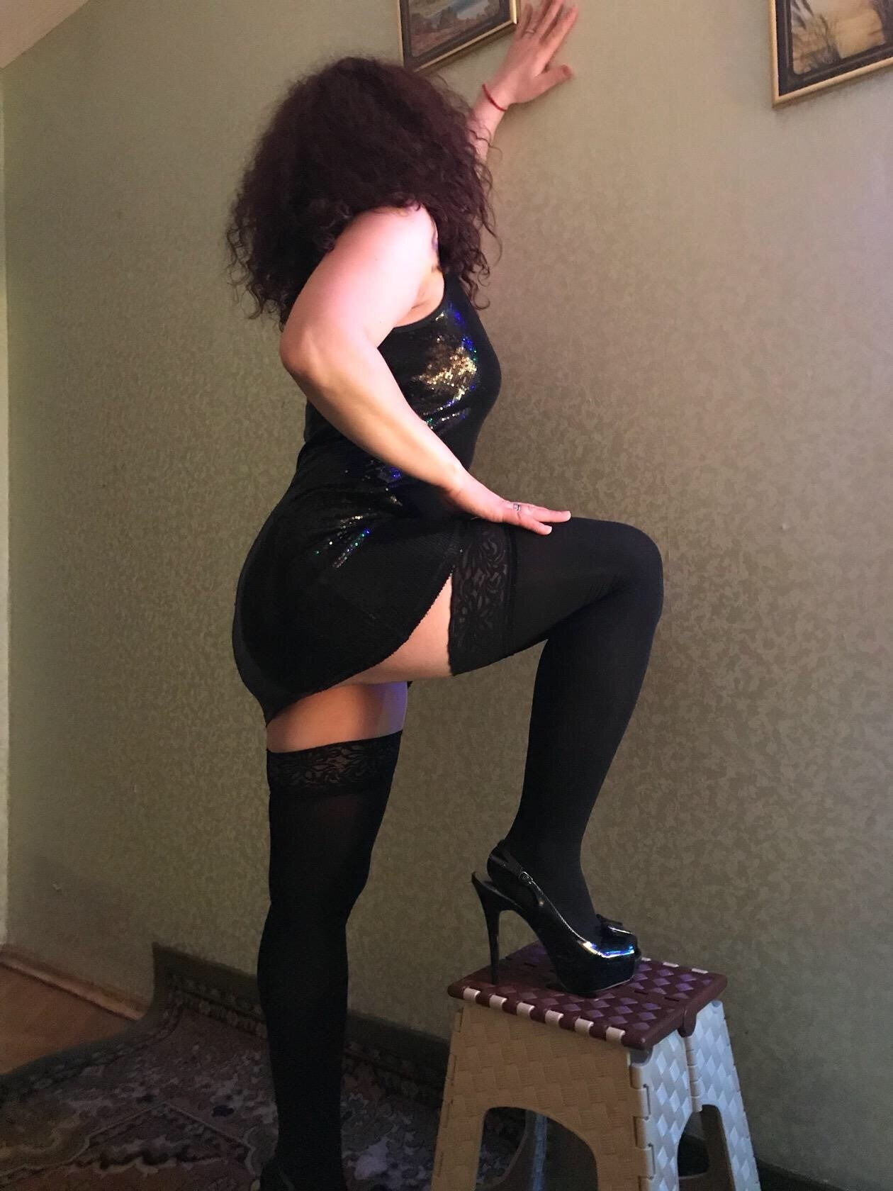 Doggy uslubidagi yalangoch yosh qizlar